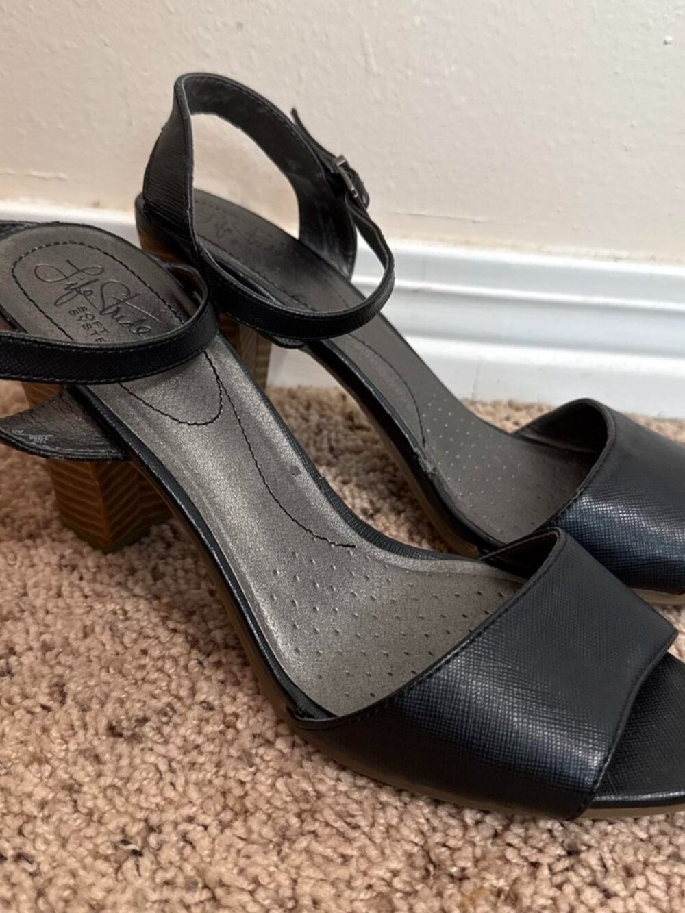 Black leather block heel sandals #heels #summer